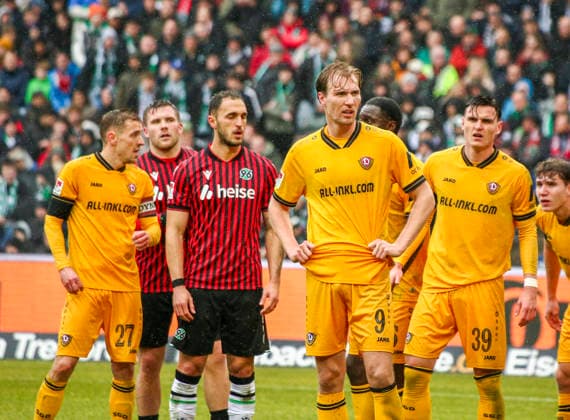 Deutschland: Fussball 2.Bundesliga 2025 2026, 23. Spieltag - Hannover 96 vs Dynamo Dresden - Heinz von Heiden Arena Stadion (Hannover): Mannschaftsfoto, Totale Vincent Vermeij (Dynamo Dresden, 9) Thomas Keller (Dynamo Dresden, 39) Virgil GhiÅ£Äƒ Virgil Ghita (Hannover 96, 5) Niklas Hauptmann (Dynamo Dresden, 27) Hannover