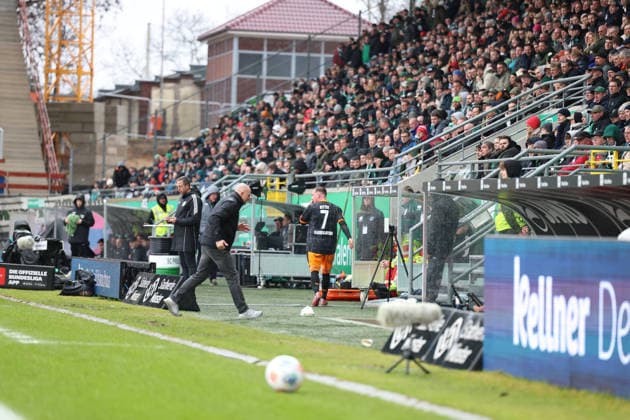 22.02.2026, xrekx, Fussball 2.Bundesliga, Preußen Münster - 1.FC Kaiserslautern v.l. Auswechslung TMarlon Ritter (1.FC Kaiserslautern) enttaeuscht, enttäuscht, schaut enttaeuscht, traurig, frustriert, niedergeschlagen, disappointed, sad, frustrated Torsten Lieberknecht Trainer (1.FC Kaiserslautern) (DFL DFB REGULATIONS PROHIBIT ANY USE OF PHOTOGRAPHS as IMAGE SEQUENCES and or QUASI-VIDEO) Münster