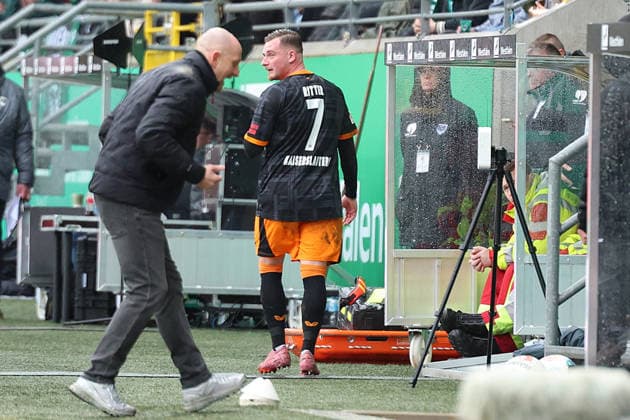 22.02.2026, xrekx, Fussball 2.Bundesliga, Preußen Münster - 1.FC Kaiserslautern v.l. Auswechslung Torsten Lieberknecht Trainer (1.FC Kaiserslautern) TMarlon Ritter (1.FC Kaiserslautern) enttaeuscht, enttäuscht, schaut enttaeuscht, traurig, frustriert, niedergeschlagen, disappointed, sad, frustrated auf dem Weg in die Kabine (DFL DFB REGULATIONS PROHIBIT ANY USE OF PHOTOGRAPHS as IMAGE SEQUENCES and or QUASI-VIDEO) Münster