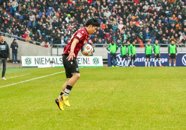 Deutschland: Fussball 2.Bundesliga 2025 2026, 23. Spieltag - Hannover 96 vs Dynamo Dresden - Heinz von Heiden Arena Stadion (Hannover): am Ball Daisuke Yokota (Hannover 96, 18) Hannover