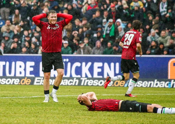Deutschland: Fussball 2.Bundesliga 2025 2026, 23. Spieltag - Hannover 96 vs Dynamo Dresden - Heinz von Heiden Arena Stadion (Hannover): Geste, Gestik, Emotion Benjamin Källman Benjamin Kallman (Hannover 96, 9) Boris Tomiak (Hannover 96, 3) Mimik, Gesichtsausdruck, Emotion Hannover