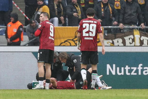 22.02.2026, xtgx, Fussball 2. Bundesliga, Hannover 96 - SG Dynamo Dresden emspor, v.l. Boris Tomiak (Hannover, 3) verletzt, Verletzung, injury, injured (DFL DFB REGULATIONS PROHIBIT ANY USE OF PHOTOGRAPHS as IMAGE SEQUENCES and or QUASI-VIDEO) Hannover