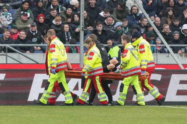 22.02.2026, xtgx, Fussball 2. Bundesliga, Hannover 96 - SG Dynamo Dresden emspor, v.l. Boris Tomiak (Hannover, 3) verletzt, Verletzung, injury, injured (DFL DFB REGULATIONS PROHIBIT ANY USE OF PHOTOGRAPHS as IMAGE SEQUENCES and or QUASI-VIDEO) Hannover