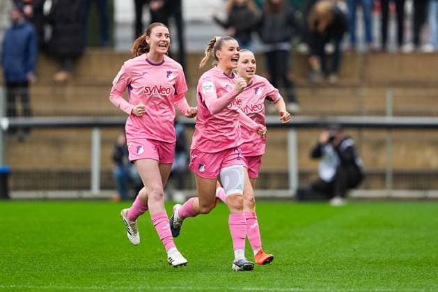 22.02.2026, xydrx, Frauen Fußball, 1.Fußball Bundesliga, Bayer 04 Leverkusen - TSG 1899 Hoffenheim, Saison 2025 2026, Ulrich-Haberland-Stadion: Torjubel nach dem Tor zum 1:0 für die TSG 1899 Hoffenheim durch Torschütze Selina Cerci (TSG 1899 Hoffenheim 29) zusammen mit Jill Vanessa Diehm (TSG 1899 Hoffenheim 6) und Lisa Doorn (TSG 1899 Hoffenheim 14) DFB regulations prohibit any use of photographs as image sequences and or quasi-video.Photo: xYannisxDreimannxPressefotoKochx Nordrhein-Westfahlen Deutschland