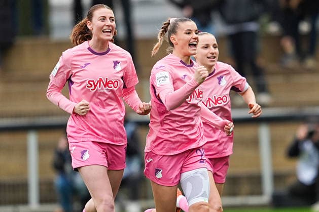 22.02.2026, xydrx, Frauen Fußball, 1.Fußball Bundesliga, Bayer 04 Leverkusen - TSG 1899 Hoffenheim, Saison 2025 2026, Ulrich-Haberland-Stadion: Torjubel nach dem Tor zum 1:0 für die TSG 1899 Hoffenheim durch Torschütze Selina Cerci (TSG 1899 Hoffenheim 29) zusammen mit Jill Vanessa Diehm (TSG 1899 Hoffenheim 6) und Lisa Doorn (TSG 1899 Hoffenheim 14) DFB regulations prohibit any use of photographs as image sequences and or quasi-video.Photo: xYannisxDreimannxPressefotoKochx Nordrhein-Westfahlen Deutschland