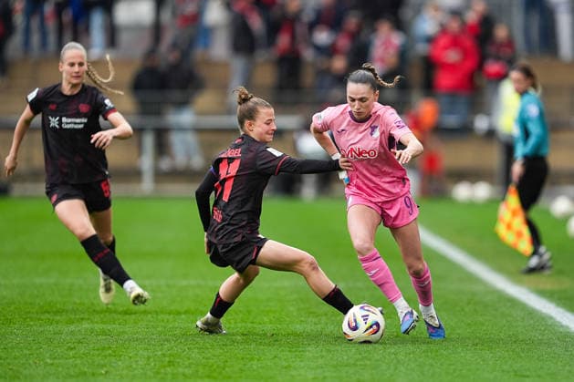 22.02.2026, xydrx, Frauen Fußball, 1.Fußball Bundesliga, Bayer 04 Leverkusen - TSG 1899 Hoffenheim, Saison 2025 2026, Ulrich-Haberland-Stadion: Kristin Koegel (Bayer 04 Leverkusen 11) im Zweikampf gegen Jill Janssens (TSG 1899 Hoffenheim 9) DFB regulations prohibit any use of photographs as image sequences and or quasi-video.Photo: xYannisxDreimannxPressefotoKochx Nordrhein-Westfahlen Deutschland