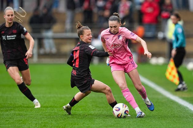 22.02.2026, xydrx, Frauen Fußball, 1.Fußball Bundesliga, Bayer 04 Leverkusen - TSG 1899 Hoffenheim, Saison 2025 2026, Ulrich-Haberland-Stadion: Kristin Koegel (Bayer 04 Leverkusen 11) im Zweikampf gegen Jill Janssens (TSG 1899 Hoffenheim 9) DFB regulations prohibit any use of photographs as image sequences and or quasi-video.Photo: xYannisxDreimannxPressefotoKochx Nordrhein-Westfahlen Deutschland