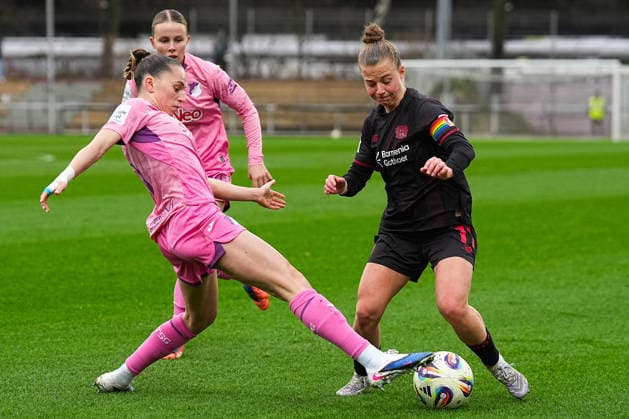 22.02.2026, xydrx, Frauen Fußball, 1.Fußball Bundesliga, Bayer 04 Leverkusen - TSG 1899 Hoffenheim, Saison 2025 2026, Ulrich-Haberland-Stadion: Jill Janssens (TSG 1899 Hoffenheim 9) im Zweikampf gegen Kristin Koegel (Bayer 04 Leverkusen 11) DFB regulations prohibit any use of photographs as image sequences and or quasi-video.Photo: xYannisxDreimannxPressefotoKochx Nordrhein-Westfahlen Deutschland