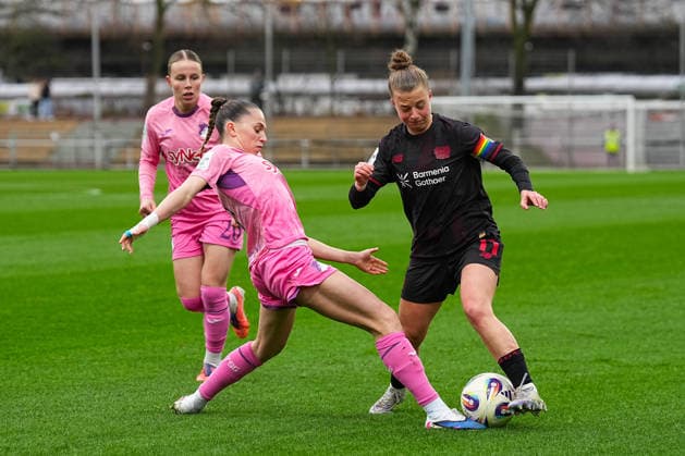 22.02.2026, xydrx, Frauen Fußball, 1.Fußball Bundesliga, Bayer 04 Leverkusen - TSG 1899 Hoffenheim, Saison 2025 2026, Ulrich-Haberland-Stadion: Jill Janssens (TSG 1899 Hoffenheim 9) im Zweikampf gegen Kristin Koegel (Bayer 04 Leverkusen 11) DFB regulations prohibit any use of photographs as image sequences and or quasi-video.Photo: xYannisxDreimannxPressefotoKochx Nordrhein-Westfahlen Deutschland