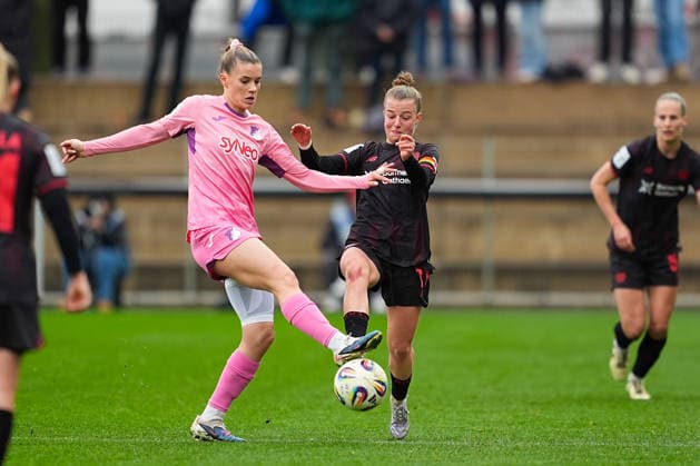 22.02.2026, xydrx, Frauen Fußball, 1.Fußball Bundesliga, Bayer 04 Leverkusen - TSG 1899 Hoffenheim, Saison 2025 2026, Ulrich-Haberland-Stadion: Selina Cerci (TSG 1899 Hoffenheim 29) im Zweikampf gegen Kristin Koegel (Bayer 04 Leverkusen 11) DFB regulations prohibit any use of photographs as image sequences and or quasi-video.Photo: xYannisxDreimannxPressefotoKochx Nordrhein-Westfahlen Deutschland