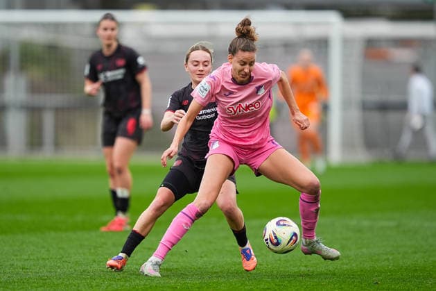 22.02.2026, xydrx, Frauen Fußball, 1.Fußball Bundesliga, Bayer 04 Leverkusen - TSG 1899 Hoffenheim, Saison 2025 2026, Ulrich-Haberland-Stadion: Sofie Zdebel (Bayer 04 Leverkusen 16) im Zweikampf gegen Franziska Harsch (TSG 1899 Hoffenheim 17) DFB regulations prohibit any use of photographs as image sequences and or quasi-video.Photo: xYannisxDreimannxPressefotoKochx Nordrhein-Westfahlen Deutschland