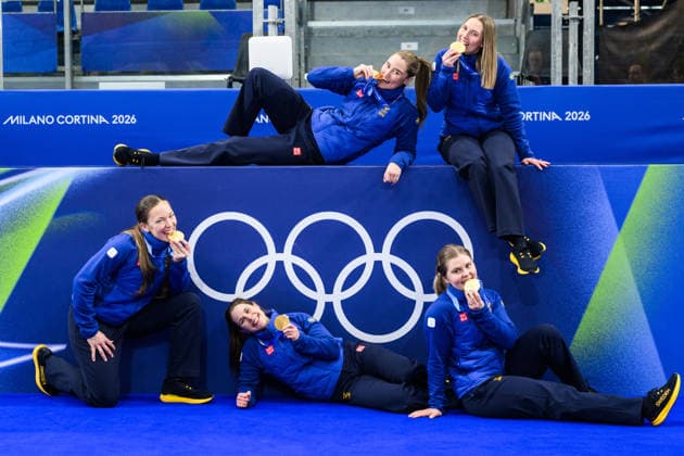 260222 Anna Hasselborg, Sara McManus, Agnes Knochenhauer, Sofia Scharback and Johanna Heldin celebrate with their gold medals after winning in the women s gold medal curling match between Switzerland and Sweden during day 16 of the 2026 Winter Olympics on February 22, 2026 in Cortina. Photo: Jon Olav Nesvold BILDBYRAN COP 217 JE0130 jubel curling Olympic Games, Olympische Spiele, Olympia, OS olympics winter olympics os ol olympiska spel vinter-os olympiske leker milano cortina 2026 milan cortina 2026 milano cortina 2026 olympic games milano cortina 2026 winter olympic games milano cortina-os milano cortina-ol vinter-ol 16 bbeng schweiz sveits sweden sverige dam guld gold *** 260222 Anna Hasselborg, Sara McManus, Agnes Knochenhauer, Sofia Scharback and Johanna Heldin celebrate with their gold medals after winning in the women s gold medal curling match between Switzerland and Sweden during day 16 of the 2026 Winter Olympics on February 22, 2026 in Cortina Photo Jon Olav Nesvold BILDBYRAN COP 217 JE0130 jubilation curling olympic games olympics winter olympics os ol olympiska spel vinter os olympiske leker milano cortina 2026 milan cortina 2026 milano cortina 2026 olympic games milano cortina 2026 winter olympic games milano cortina os milano cortina ol vinter ol 16 bbeng schweiz sveits sweden sverige dam guld gold  Copyright: JONxOLAVxNESVOLD BB260222JE121