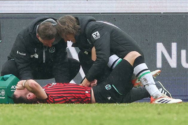 2. Bundesliga - Hannover 96 - Dynamo Dresden am 22.02.2026 in der Heinz von Heiden Arena in Hannover Boris Tomiak (Hannover) Verletzt, Verletzung, Schmerzen