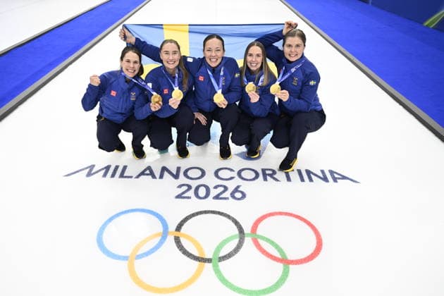 CORTINA, ITALY 20260222 Team Hasselborg from left Anna Hasselborg, Sara McManus, Agnes Knochenhauer, Sofia Scharback and Johanna Heldin pose with their gold medals after the victory in the final between Switzerland and Sweden in the Olympic curling in Cortina. *** The image is included in the SPORTS PACKAGE. For others PAYMENT IMAGE *** CORTINA ITALY x10050x *** CORTINA, ITALY 20260222 Team Hasselborg from left Anna Hasselborg, Sara McManus, Agnes Knochenhauer, Sofia Scharback and Johanna Heldin pose with their gold medals after the victory in the final between Switzerland and Sweden in the Olympic curling in Cortina The image is included in the SPORTS PACKAGE For others PAYMENT IMAGE CORTINA ITALY x10050x  Copyright: xPontusxLundahl TTx OLYMPICS 2026 CURLING WOMEN FINAL SWITZERLAND-SWEDER