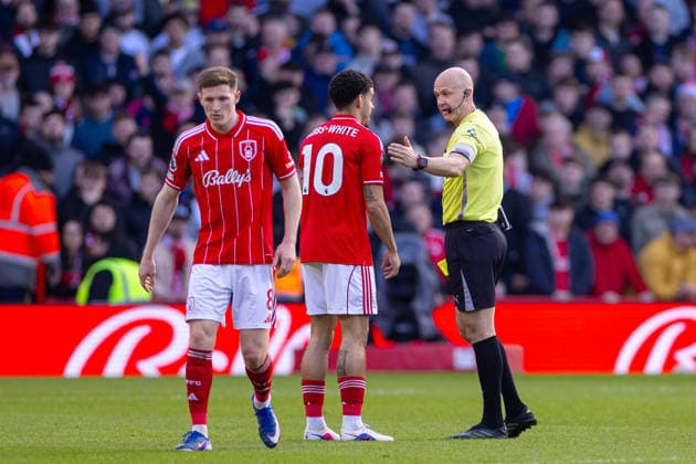 Football - FA Premier League - Nottingham Forest FC v Liverpool FC NOTTINGHAM, ENGLAND - Sunday, February 22, 2026: Referee Anthony Taylor (R) speaks to Nottingham Forest s Morgan Gibbs-White during the FA Premier League match between Nottingham Forest FC and Liverpool FC at the City Ground. (Photo by David Rawcliffe Propaganda) NOTTINGHAM City Ground NOTTINGHAMSHIRE ENGLAND  Copyright: xDavidxRawcliffex P2026-02-22-Notts_Forest_Liverpool-55