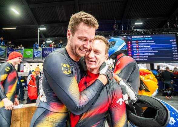 MILANO CORTINA 2026 - OLYMPISCHE WINTERSPIELE - CORTINA D™AMPEZZO - 4ER-BOB HERREN ** NUR FÜR REDAKTIONELLE ZWECKE ** EDITORIAL USE ONLY **<p>22 02 2026-Cortina d™Ampezzo: Olympische Winterspiele Milano Cortina 2026 Bob Vierer Cortina Sliding Centre Event: Lauf 4 . im Foto: Johannes Lochner 1 (Deutschland), links, und Francesco Friedrich 2 (Deutschland), rechts, im Ziel. ( Italien Venetien Cortina d™Ampezzo Copyright: SaschaxFromm *** MILANO CORTINA 2026 OLYMPIC WINTER GAMES CORTINA D™AMPEZZO 4-ER BOB MEN FOR EDITORIAL PURPOSES ONLY p 22 02 2026 Cortina d™Ampezzo Olympic Winter Games Milano Cortina 2026 Bob Four Cortina Sliding Centre Event Run 4 in the photo Johannes Lochner 1 Germany , left, and Francesco Friedrich 2 Germany , right, at the finish line Italy Veneto Cortina d™Ampezzo Copyright SaschaxFromm Copyright: SaschaxFromm doc84oqvagurmu1eubrb9sd ,EDITORIAL USE ONLY