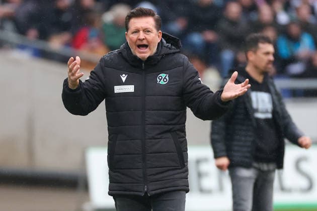 2. Bundesliga - Hannover 96 - Dynamo Dresden am 22.02.2026 in der Heinz von Heiden Arena in Hannover Trainer Christian Titz (Hannover) gestikuliert