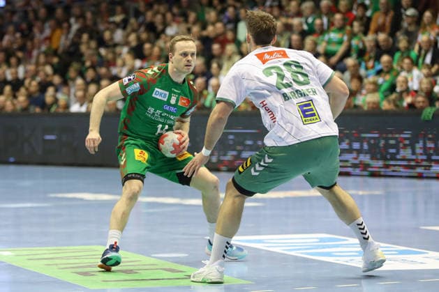 22.02.2026, xgox, Handball - Daikin HBL SC Magdeburg - GWD Minden emspor, v.l. Omar Ingi Magnusson (Magdeburg, 14), Eimantas Grimuta (Minden, 28) Zweikampf, Duell, Kampf, tackle Magdeburg