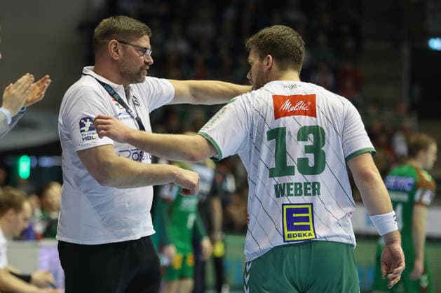 22.02.2026, xgox, Handball - Daikin HBL SC Magdeburg - GWD Minden emspor, v.l. Aaron Ziercke (Minden, Trainer) gibt Anweisungen, gestikuliert mit den Armen, gesticulate, gives instructions Ian Weber (Minden, 13) Magdeburg