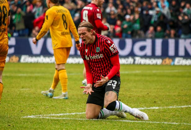 Deutschland: Fussball 2.Bundesliga 2025 2026, 23. Spieltag - Hannover 96 vs Dynamo Dresden - Heinz von Heiden Arena Stadion (Hannover): Geste, Gestik, Emotion Stefan Teitur ÃžorÃ°arson Stefan Teitur Thordarson (Hannover 96, 23) Mimik, Gesichtsausdruck, Emotion Hannover