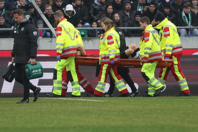 2. Bundesliga - Hannover 96 - Dynamo Dresden am 22.02.2026 in der Heinz von Heiden Arena in Hannover Boris Tomiak (Hannover) wird vom Platz getragen