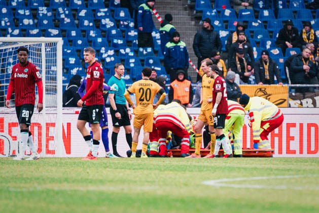 2. Bundesliga: Hannover 96 vs. Dynamo Dresden, 22.02.2026 Boris Tomiak (Hannover 96, 3) wird abtransportiert vom Platz; Fußball, 2. Bundesliga, 23. Spieltag: Hannover 96 vs. Dynamo Dresden am 22.02.2026 in der Heinz von Heiden Arena, Hannover DFL REGULATIONS PROHIBIT ANY USE OF PHOTOGRAPHS AS IMAGE SEQUENCES AND OR QUASI-VIDEO.