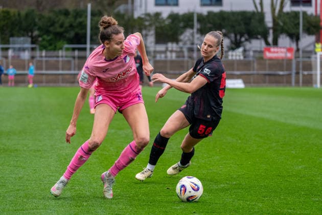 Zweikampf zwischen Franziska Harsch (TSG Hoffenheim, 17) und Juliette Vidal (Bayer 04 Leverkusen, 56). Bayer 04 Leverkusen vs. TSG 1899 Hoffenheim, Fussball, Frauen Bundesliga, 19. Spieltag, Saison 2025 2026, 22.02.2026 DFL DFB Regulations prohibit any use of Photographs as image sequences and or Quasivideo Bayer 04 Leverkusen vs. TSG 1899 Hoffenheim , Fussball, Frauen Bundesliga, 19. Spieltag, Saison 2025 2026, 22.02.2026 Leverkusen Copyright: xEibner-Pressefoto ThomasxHaeslerx EP_THR