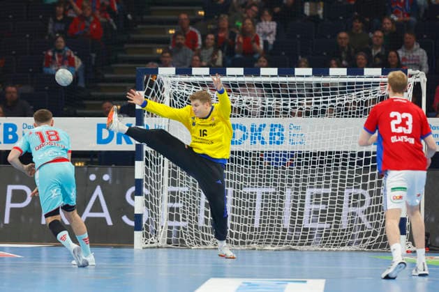 Handball 1. Handball-Bundesliga, Daikin HBL 2025 2026 - Handball Verein Hamburg (HSVH) vs. MT Melsungen Torwart Robin Paulsen Haug (Hamburg) pariert einen Siebenmeter von Florian Drosten (Melsungen) Barclays Arena Hamburg Hamburg Foto: Frank Schoof