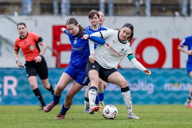 v.li.: Laura Bröring (SV Meppen, 6) und Maresa Arici (Borussia Mönchengladbach, 26) im Zweikampf, Duell, Dynamik, Aktion, Action, Spielszene, DIE DFB-RICHTLINIEN UNTERSAGEN JEGLICHE NUTZUNG VON FOTOS ALS SEQUENZBILDER UND ODER VIDEOÄHNLICHE FOTOSTRECKEN. DFB REGULATIONS PROHIBIT ANY USE OF PHOTOGRAPHS AS IMAGE SEQUENCES AND OR QUASI-VIDEO., 22.02.2026, Meppen (Deutschland), Fussball, 2. Frauen-Bundesliga, SV Meppen - Borussia Mönchengladbach