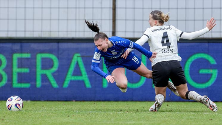 v.li.: Lana Hubbeling (SV Meppen, 18) und Sophia Gerber (Borussia Mönchengladbach, 4) im Zweikampf, Duell, Dynamik, Aktion, Action, Spielszene, DIE DFB-RICHTLINIEN UNTERSAGEN JEGLICHE NUTZUNG VON FOTOS ALS SEQUENZBILDER UND ODER VIDEOÄHNLICHE FOTOSTRECKEN. DFB REGULATIONS PROHIBIT ANY USE OF PHOTOGRAPHS AS IMAGE SEQUENCES AND OR QUASI-VIDEO., 22.02.2026, Meppen (Deutschland), Fussball, 2. Frauen-Bundesliga, SV Meppen - Borussia Mönchengladbach