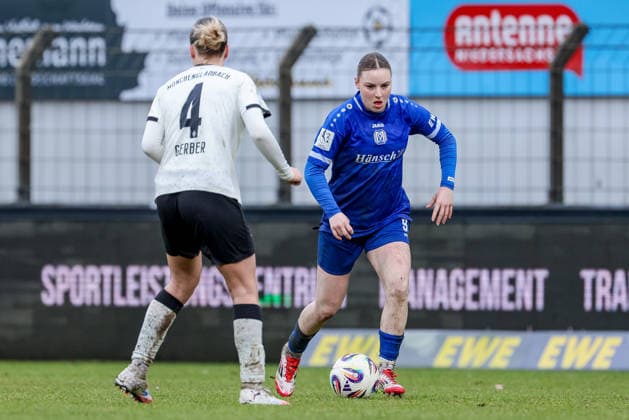 v.li.: Sophia Gerber (Borussia Mönchengladbach, 4) und Marleen Kropp (SV Meppen, 9) im Zweikampf, Duell, Dynamik, Aktion, Action, Spielszene, DIE DFB-RICHTLINIEN UNTERSAGEN JEGLICHE NUTZUNG VON FOTOS ALS SEQUENZBILDER UND ODER VIDEOÄHNLICHE FOTOSTRECKEN. DFB REGULATIONS PROHIBIT ANY USE OF PHOTOGRAPHS AS IMAGE SEQUENCES AND OR QUASI-VIDEO., 22.02.2026, Meppen (Deutschland), Fussball, 2. Frauen-Bundesliga, SV Meppen - Borussia Mönchengladbach