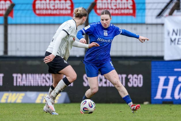 v.li.: Sophia Gerber (Borussia Mönchengladbach, 4) und Marleen Kropp (SV Meppen, 9) im Zweikampf, Duell, Dynamik, Aktion, Action, Spielszene, DIE DFB-RICHTLINIEN UNTERSAGEN JEGLICHE NUTZUNG VON FOTOS ALS SEQUENZBILDER UND ODER VIDEOÄHNLICHE FOTOSTRECKEN. DFB REGULATIONS PROHIBIT ANY USE OF PHOTOGRAPHS AS IMAGE SEQUENCES AND OR QUASI-VIDEO., 22.02.2026, Meppen (Deutschland), Fussball, 2. Frauen-Bundesliga, SV Meppen - Borussia Mönchengladbach