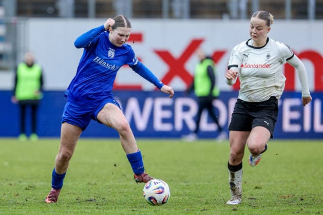 v.li.: Laura Bröring (SV Meppen, 6) und Sophia Gerber (Borussia Mönchengladbach, 4) im Zweikampf, Duell, Dynamik, Aktion, Action, Spielszene, DIE DFB-RICHTLINIEN UNTERSAGEN JEGLICHE NUTZUNG VON FOTOS ALS SEQUENZBILDER UND ODER VIDEOÄHNLICHE FOTOSTRECKEN. DFB REGULATIONS PROHIBIT ANY USE OF PHOTOGRAPHS AS IMAGE SEQUENCES AND OR QUASI-VIDEO., 22.02.2026, Meppen (Deutschland), Fussball, 2. Frauen-Bundesliga, SV Meppen - Borussia Mönchengladbach