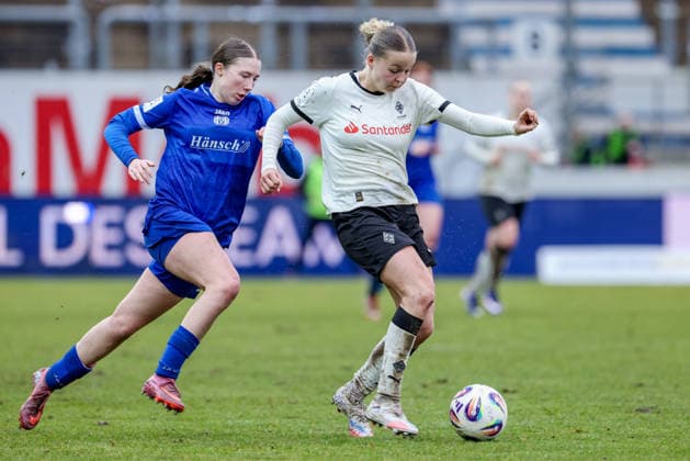v.li.: Laura Bröring (SV Meppen, 6) und Sophia Gerber (Borussia Mönchengladbach, 4) im Zweikampf, Duell, Dynamik, Aktion, Action, Spielszene, DIE DFB-RICHTLINIEN UNTERSAGEN JEGLICHE NUTZUNG VON FOTOS ALS SEQUENZBILDER UND ODER VIDEOÄHNLICHE FOTOSTRECKEN. DFB REGULATIONS PROHIBIT ANY USE OF PHOTOGRAPHS AS IMAGE SEQUENCES AND OR QUASI-VIDEO., 22.02.2026, Meppen (Deutschland), Fussball, 2. Frauen-Bundesliga, SV Meppen - Borussia Mönchengladbach