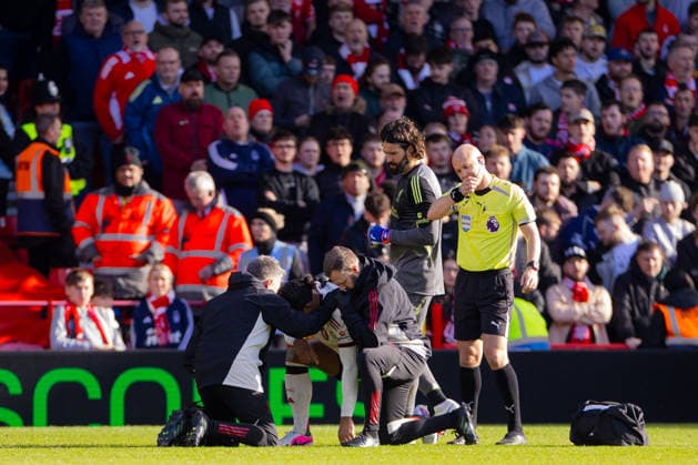 Football - FA Premier League - Nottingham Forest FC v Liverpool FC NOTTINGHAM, ENGLAND - Sunday, February 22, 2026: Liverpool s captain Virgil van Dijk receives treatment during the FA Premier League match between Nottingham Forest FC and Liverpool FC at the City Ground. (Photo by David Rawcliffe Propaganda) NOTTINGHAM City Ground NOTTINGHAMSHIRE ENGLAND  Copyright: xDavidxRawcliffex P2026-02-22-Notts_Forest_Liverpool-63