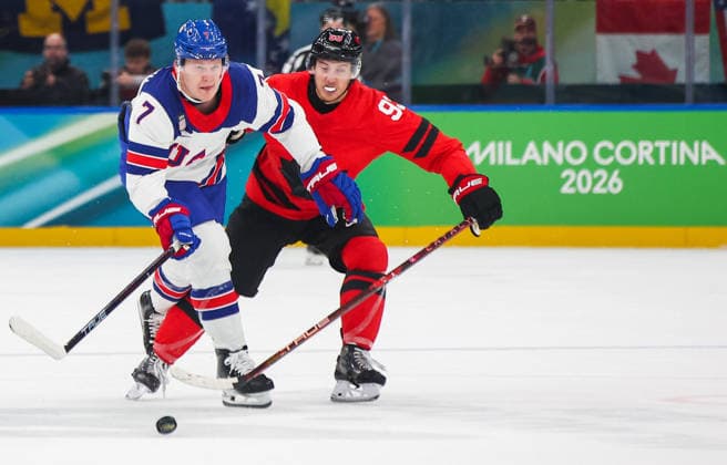 ITALY, MILAN - FEBRUARY 22, 2026: The USA s Brady Tkachuk (L) and Canada s Mitch Marner fight for the puck in the men s Ice hockey, Eishockey gold medal match during the 2026 Winter Olympic Games, Olympische Spiele, Olympia, OS at Milano Santagiulia Ice Hockey Arena 2026 Winter Olympics: Men s Ice Hockey, Canada Vs USA  - ZUMAt113 20260222_zaa_t113_247 Copyright: xPeterxKovalevx
