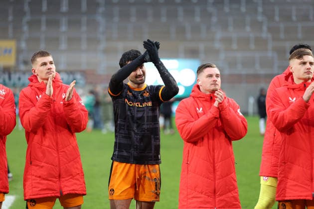 22.02.2026, xrekx, Fussball 2.Bundesliga, Preußen Münster - 1.FC Kaiserslautern v.l. Mahir Emreli (1.FC Kaiserslautern) Marlon Ritter (1.FC Kaiserslautern) Mannschaft, Spieler, jubeln nach Spielende, Team, Player, celebrate at the end of the match (DFL DFB REGULATIONS PROHIBIT ANY USE OF PHOTOGRAPHS as IMAGE SEQUENCES and or QUASI-VIDEO) Münster