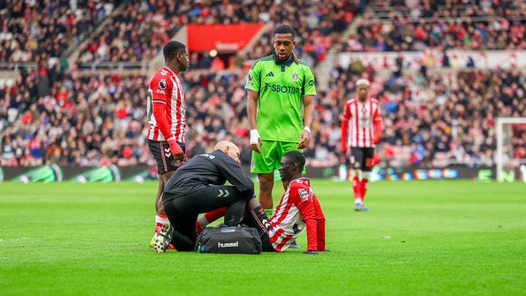 Sunderland v Fulham, Premier League Sunderland Jocelin Ta Bi (37) feels an injury and is substituted during the Premier League match between Sunderland and Fulham at the Stadium Of Light, Sunderland, UK on 22 February 2026. Editorial use only DataCo restrictions apply See www.football-dataco.com , Copyright: xSimonxDaviesx PSI-23794-0014