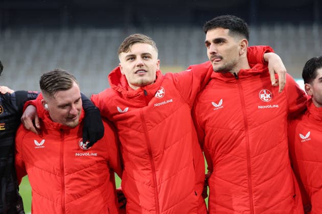 22.02.2026, xrekx, Fussball 2.Bundesliga, Preußen Münster - 1.FC Kaiserslautern v.l. FCK Mannschaft, Spieler, jubeln nach Spielende, Team, Player, celebrate at the end of the match Marlon Ritter (1.FC Kaiserslautern) Norman Bassette (1.FC Kaiserslautern) Simon Simoni (1.FC Kaiserslautern) (DFL DFB REGULATIONS PROHIBIT ANY USE OF PHOTOGRAPHS as IMAGE SEQUENCES and or QUASI-VIDEO) Münster