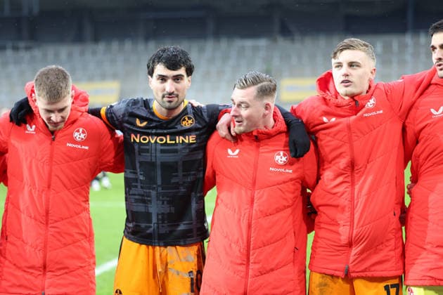 22.02.2026, xrekx, Fussball 2.Bundesliga, Preußen Münster - 1.FC Kaiserslautern v.l. FCK Mannschaft, Spieler, jubeln nach Spielende, Team, Player, celebrate at the end of the match Mahir Emreli (1.FC Kaiserslautern) (DFL DFB REGULATIONS PROHIBIT ANY USE OF PHOTOGRAPHS as IMAGE SEQUENCES and or QUASI-VIDEO) Münster