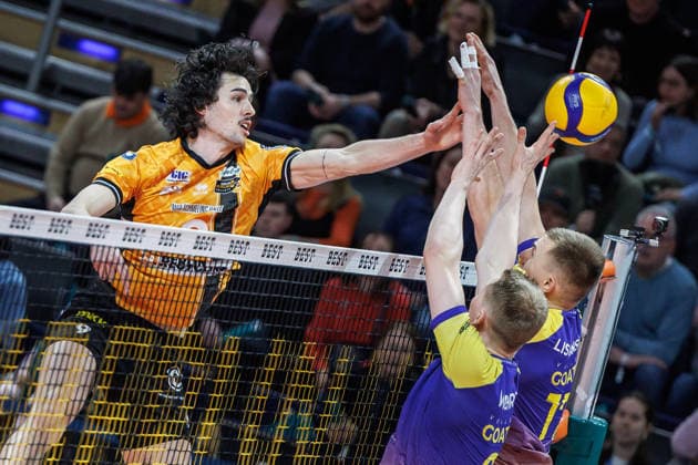 22.02.26, Volleyball, Männer: BR Volleys - Volley Goats Mitteldeutschland, Bundesliga, 23. Spieltag, Max-Schmeling-Halle. Nolan Flexen (BR Volleys) spielt den Ball ueber das Netz. BR Volleys - Volley Goats Mitteldeutschland,