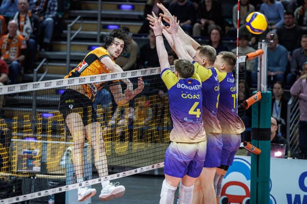 22.02.26, Volleyball, Männer: BR Volleys - Volley Goats Mitteldeutschland, Bundesliga, 23. Spieltag, Max-Schmeling-Halle. Nolan Flexen (BR Volleys) spielt den Ball ueber das Netz. BR Volleys - Volley Goats Mitteldeutschland,