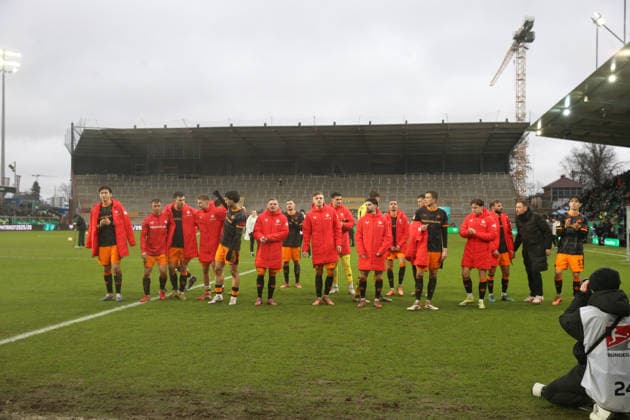 22.02.2026, xrekx, Fussball 2.Bundesliga, Preußen Münster - 1.FC Kaiserslautern v.l. FCK Mannschaft, Spieler, jubeln nach Spielende, Team, Player, celebrate at the end of the match (DFL DFB REGULATIONS PROHIBIT ANY USE OF PHOTOGRAPHS as IMAGE SEQUENCES and or QUASI-VIDEO) Münster