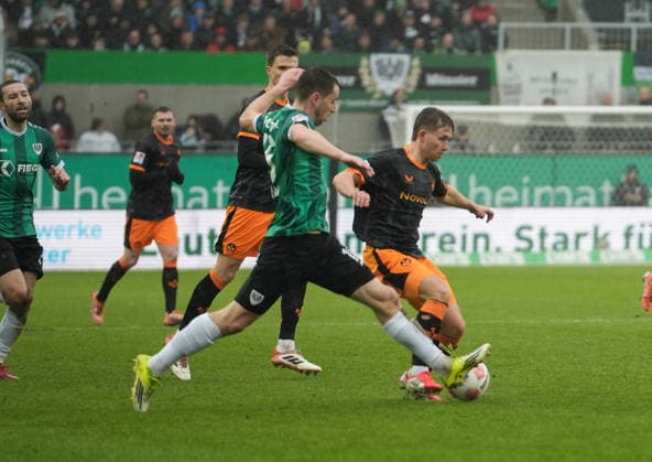 Deutschland: 2.Bundesliga 2025 2026, SC Preußen Münster vs 1.FC Kaiserslautern, Sonntag 22.02.2026 LVM-Preußenstadion (Münster, Nordrhein-Westfalen, Deutschland) Zweikampf Naatan Skyttä (1. FC Kaiserslautern, 15)