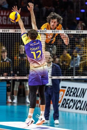 22.02.26, Volleyball, Männer: BR Volleys - Volley Goats Mitteldeutschland, Bundesliga, 23. Spieltag, Max-Schmeling-Halle. Nolan Flexen (BR Volleys) spielt den Ball ueber das Netz. BR Volleys - Volley Goats Mitteldeutschland,