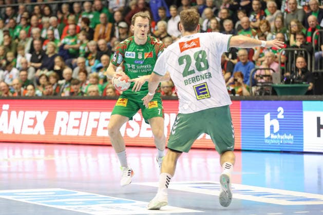 22.02.2026, xgox, Handball - Daikin HBL SC Magdeburg - GWD Minden emsport, v.l. Felix Claar (Magdeburg, 7), Tom Bergner (Minden, 28) Zweikampf, Duell, Kampf, tackle Magdeburg