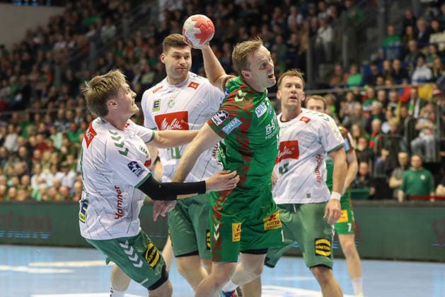 22.02.2026, xgox, Handball - Daikin HBL SC Magdeburg - GWD Minden emspor, v.l. Morten Hempel Jensen (Minden, 9), Omar Ingi Magnusson (Magdeburg, 14) Zweikampf, Duell, Kampf, tackle Magdeburg