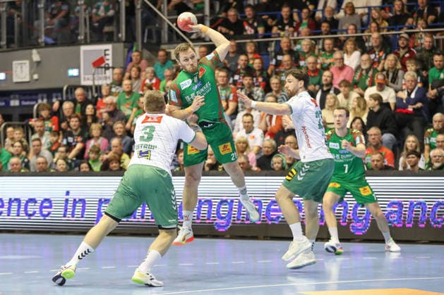 22.02.2026, xgox, Handball - Daikin HBL SC Magdeburg - GWD Minden emspor, v.l. Daniel Astrup Pedersen (Minden, 3), Albin Lagergren (Magdeburg, 21), Max Staar (Minden, 27) Zweikampf, Duell, Kampf, tackle Magdeburg