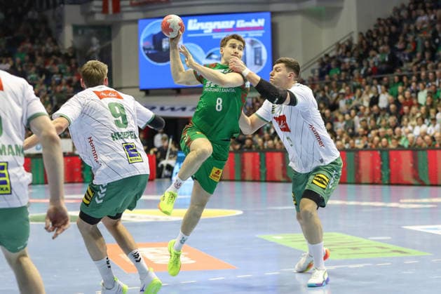 22.02.2026, xgox, Handball - Daikin HBL SC Magdeburg - GWD Minden emspor, v.l. Manuel Zehnder (Magdeburg, 8) wirft Tor, Torschuetze, erzielt Tor, Treffer, scores the goal Magdeburg