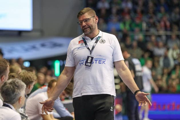 22.02.2026, xgox, Handball - Daikin HBL SC Magdeburg - GWD Minden emspor, v.l. Aaron Ziercke (Minden, Trainer) nachdenklich Magdeburg